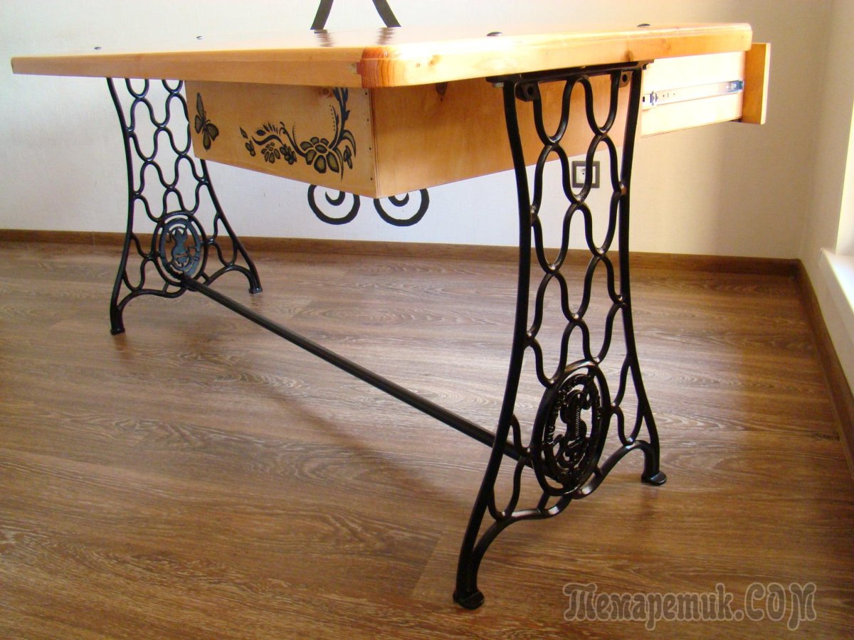 Из станины от швейной машинки Зингер