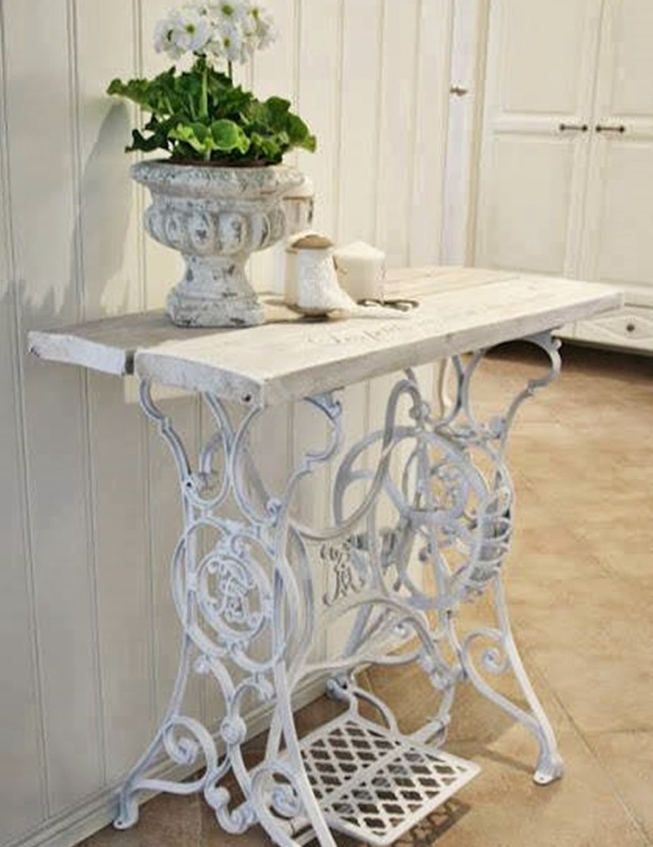 Столик из станины швейной машины Зингер