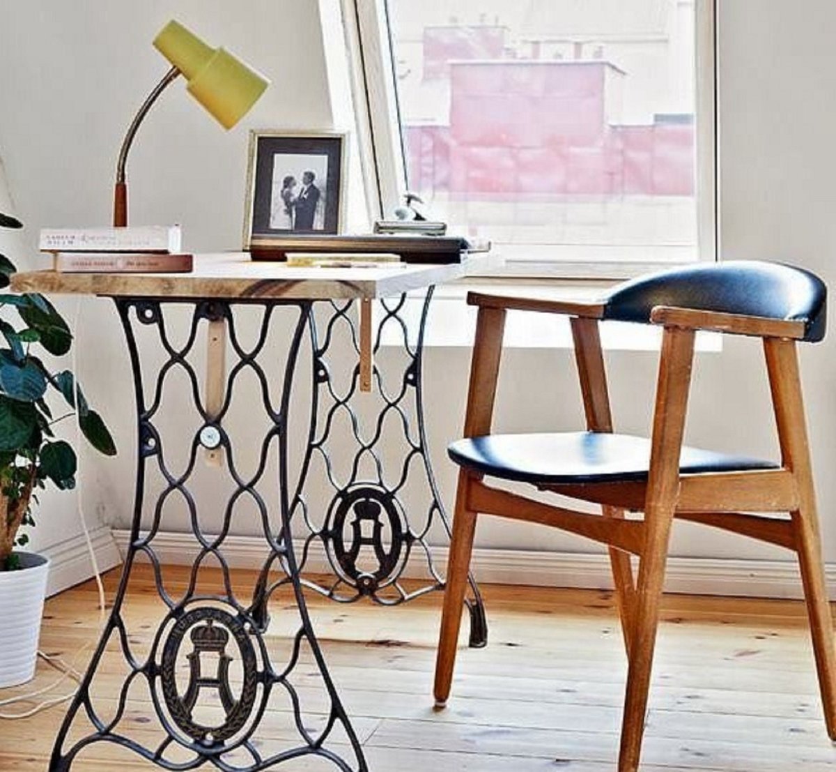 Столик из швейной машинки