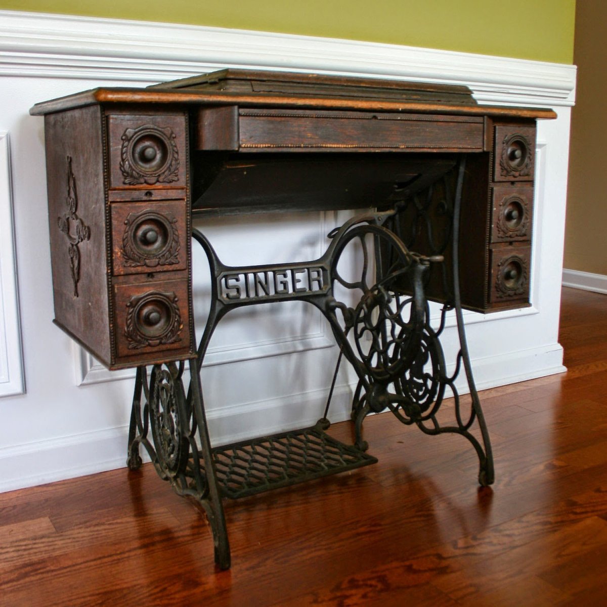 Швейная машинка Зингер со столом