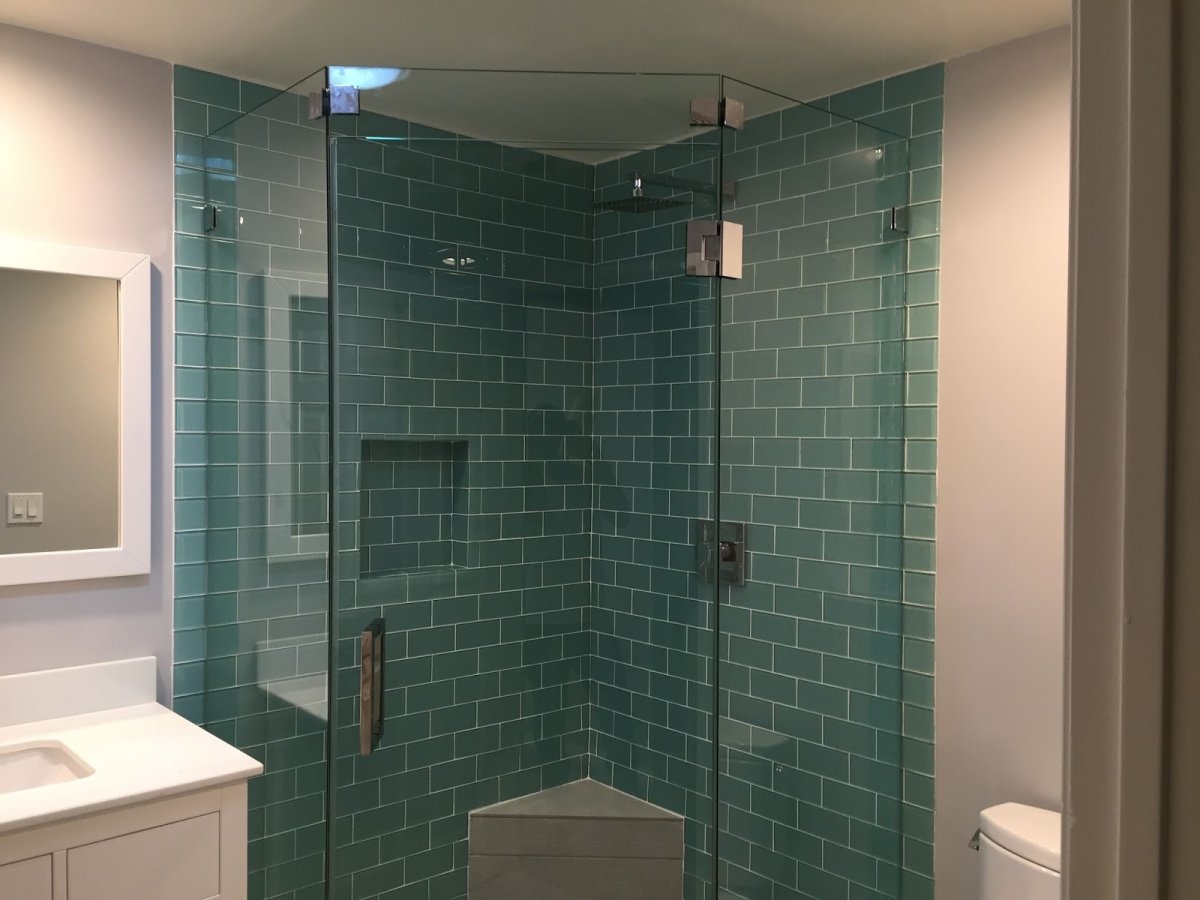 Ванная комната с душем из плитки