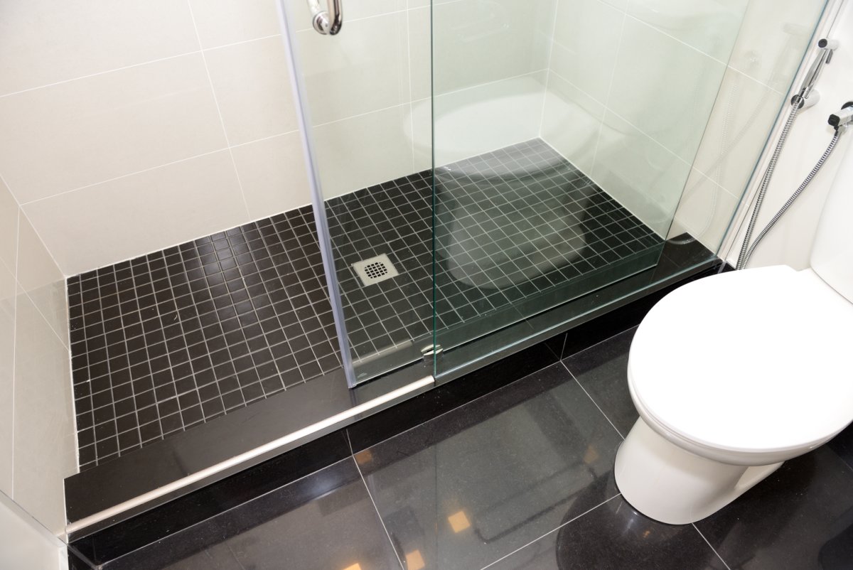 Душевой поддон с унитазом