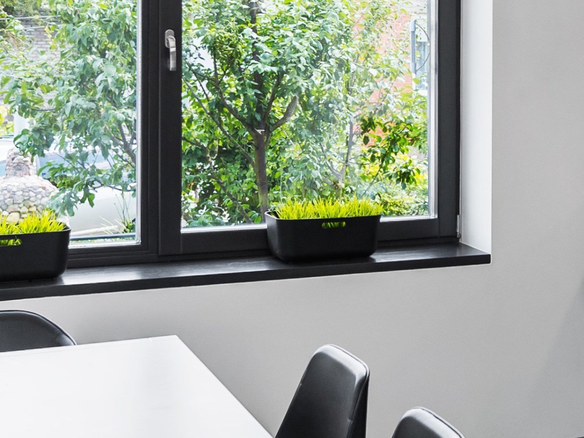 Черный подоконник в интерьере