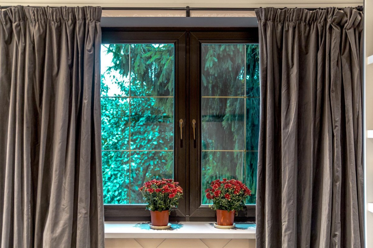 Окно с коричневыми шторами