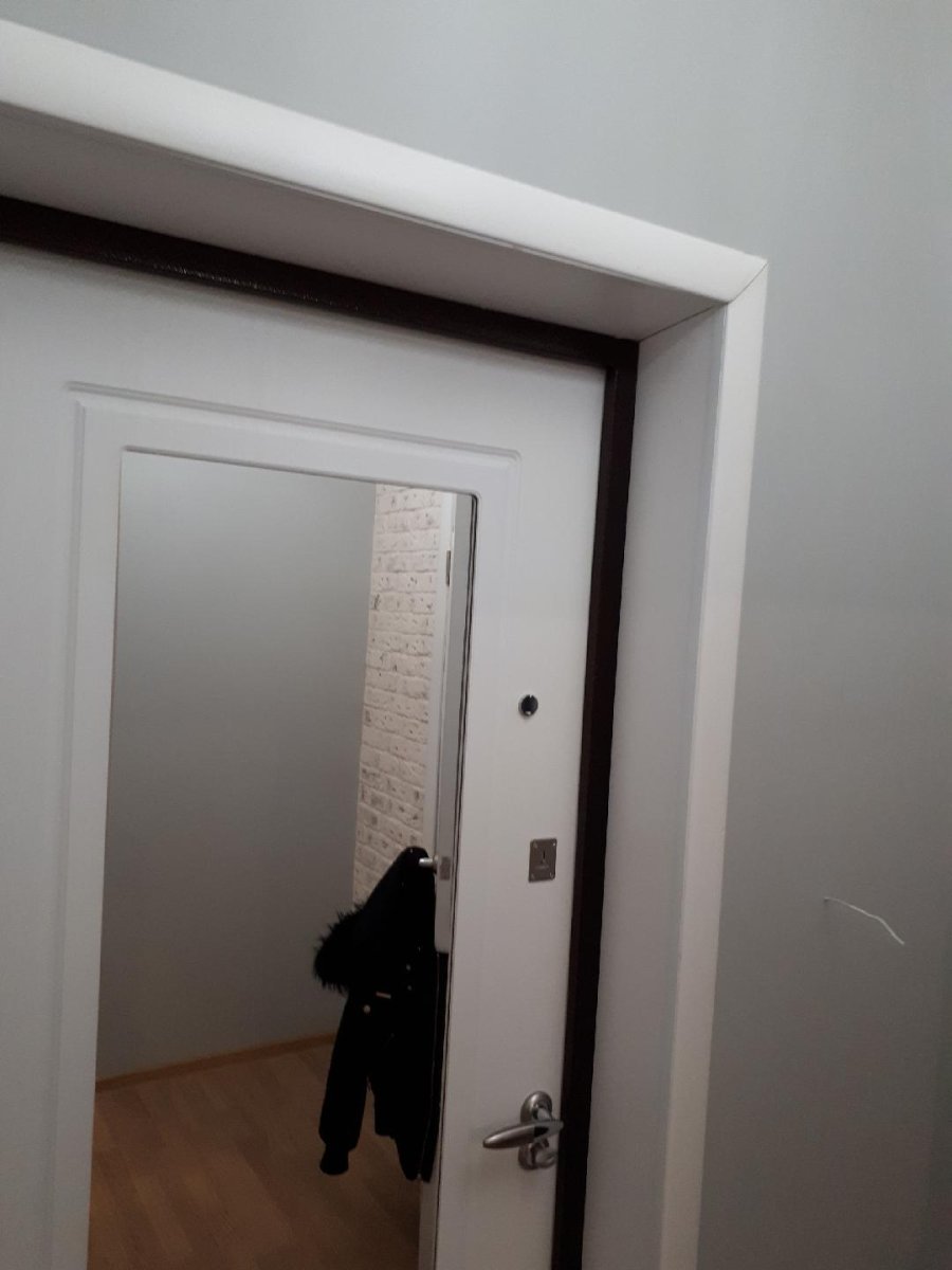 Входная дверь с доборами и наличниками