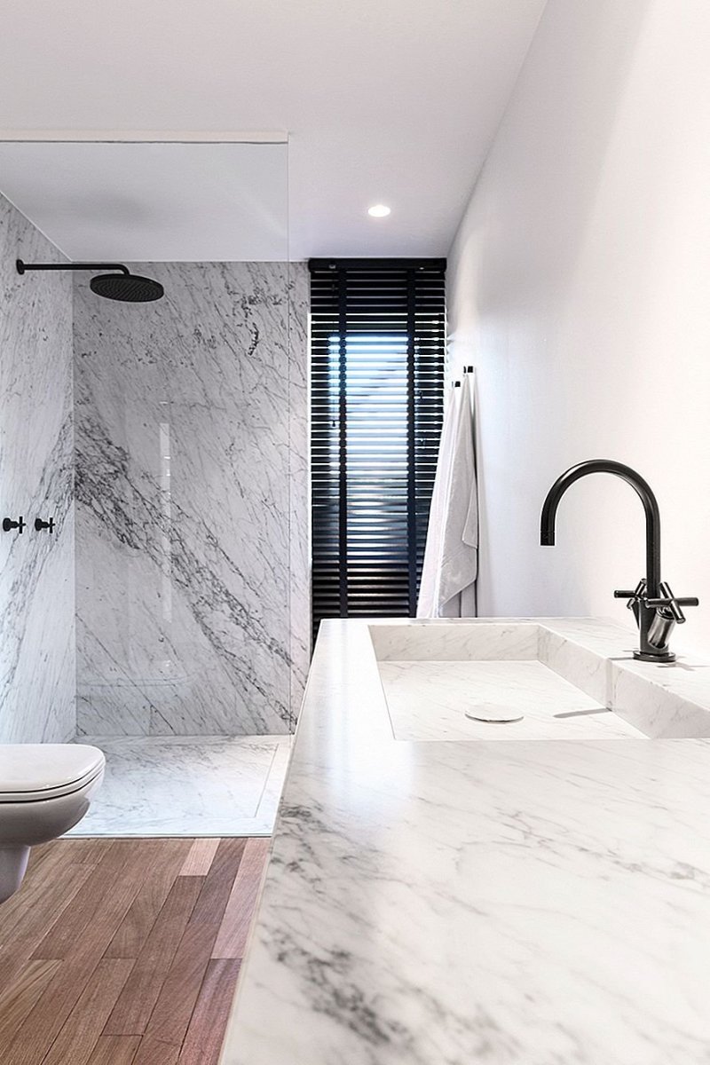 Ванная с мраморной плиткой