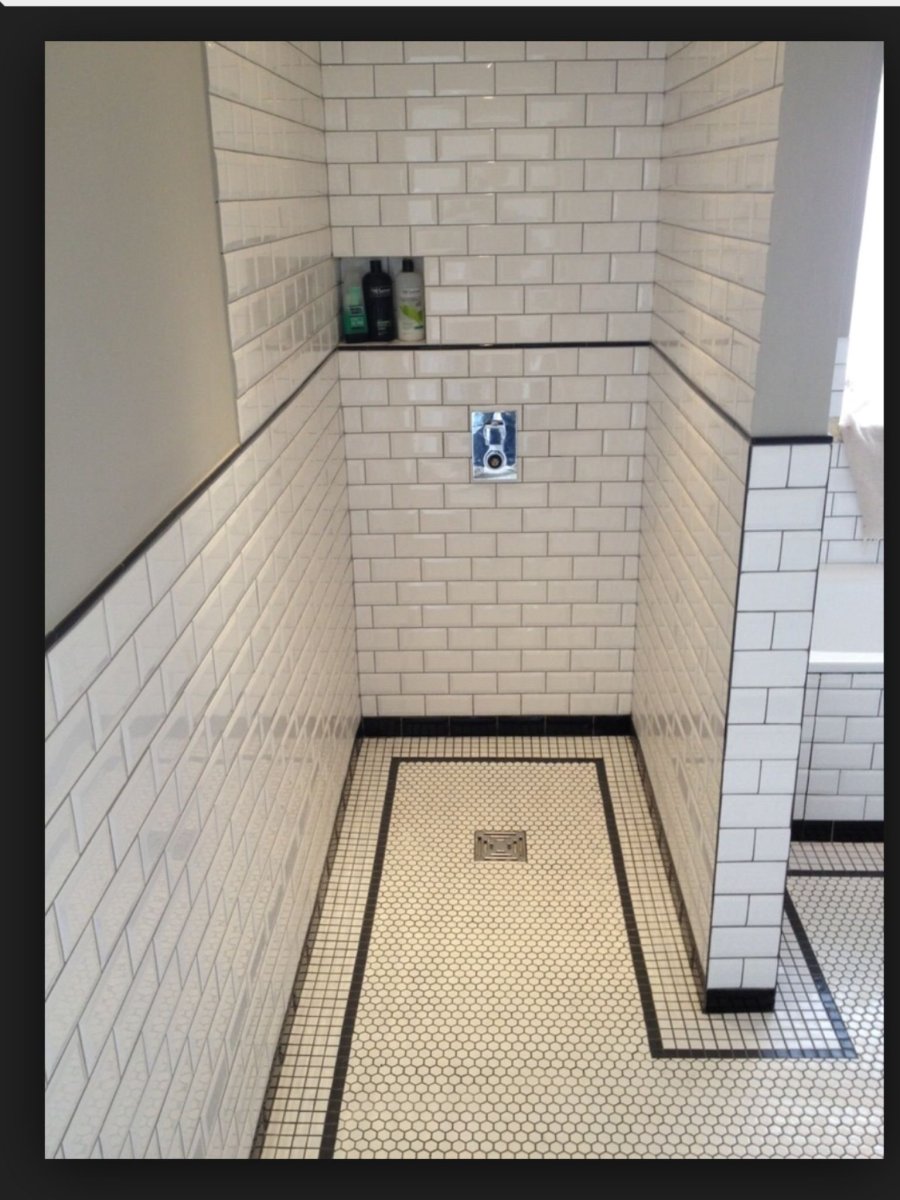 Душевая кабина со стеной из плитки