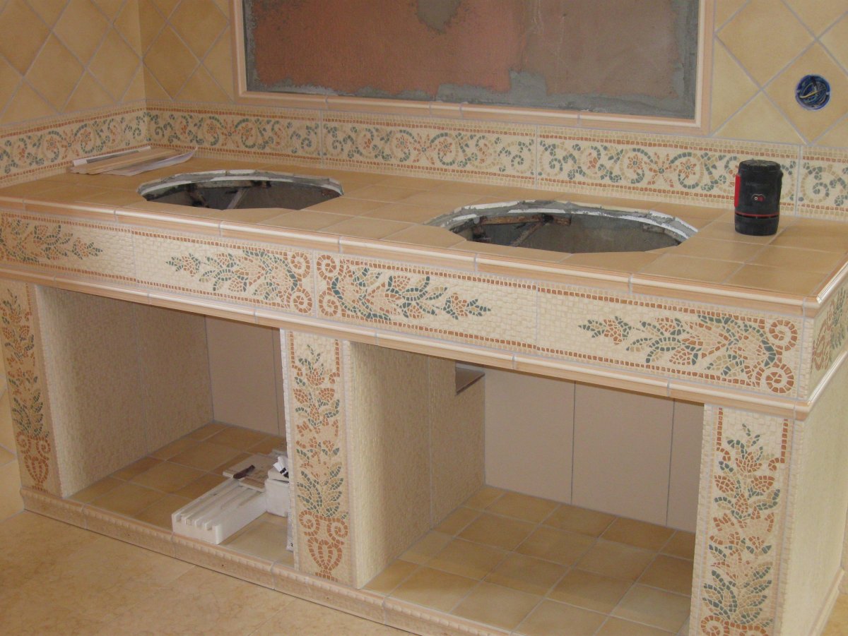 Столешница из плитки в ванную