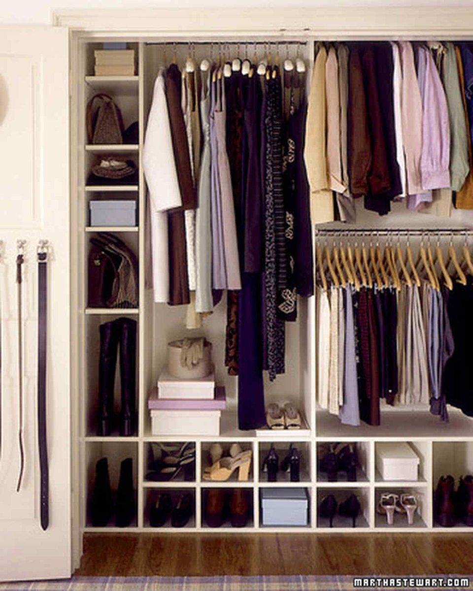 Расположение вещей в шкафу спальни