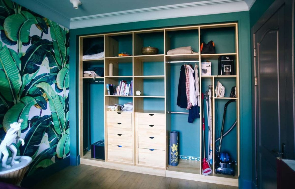 Место для гладильной доски в шкафу