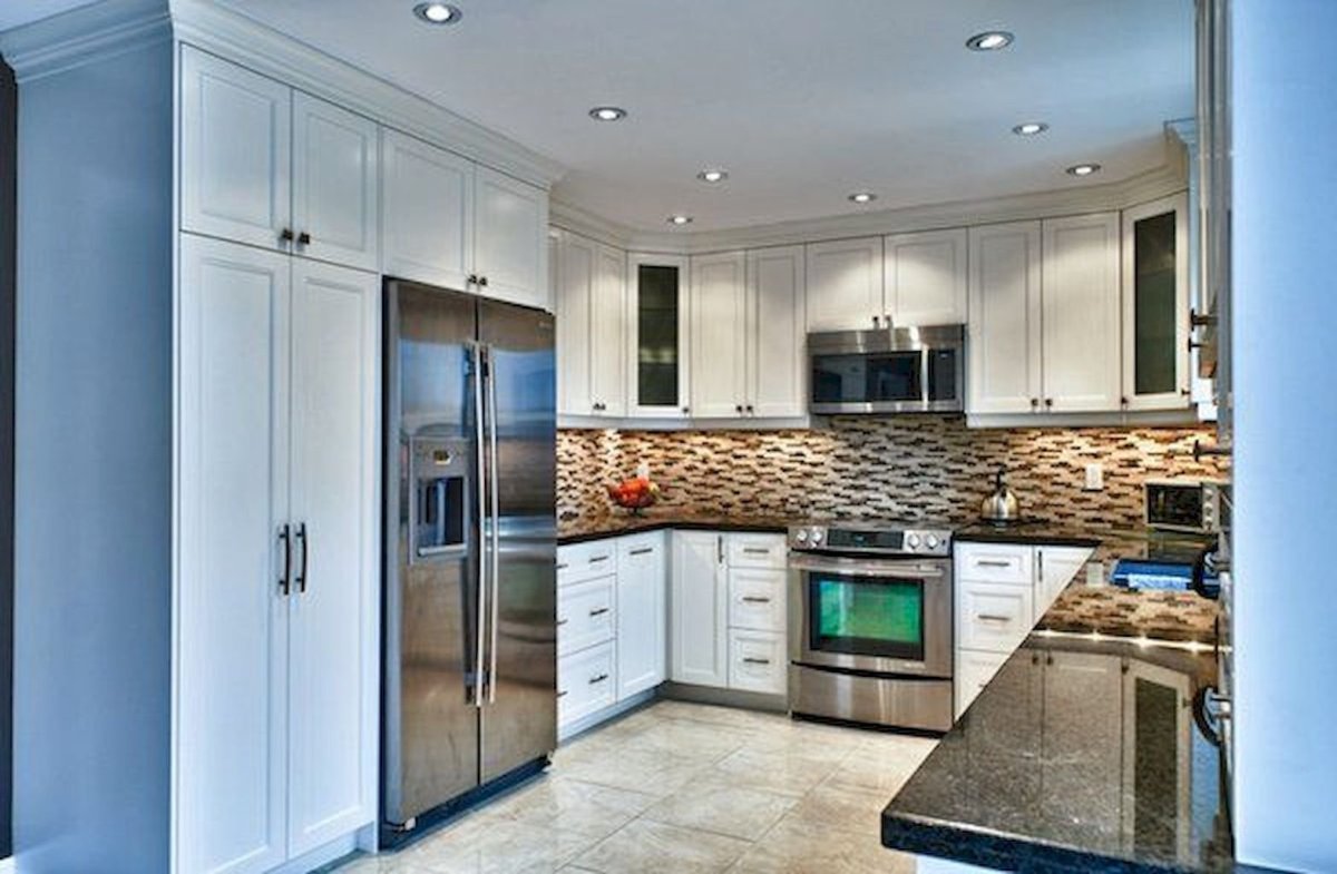 Угловая кухня с большим холодильником