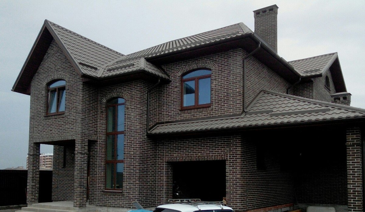 Дом из темного кирпича