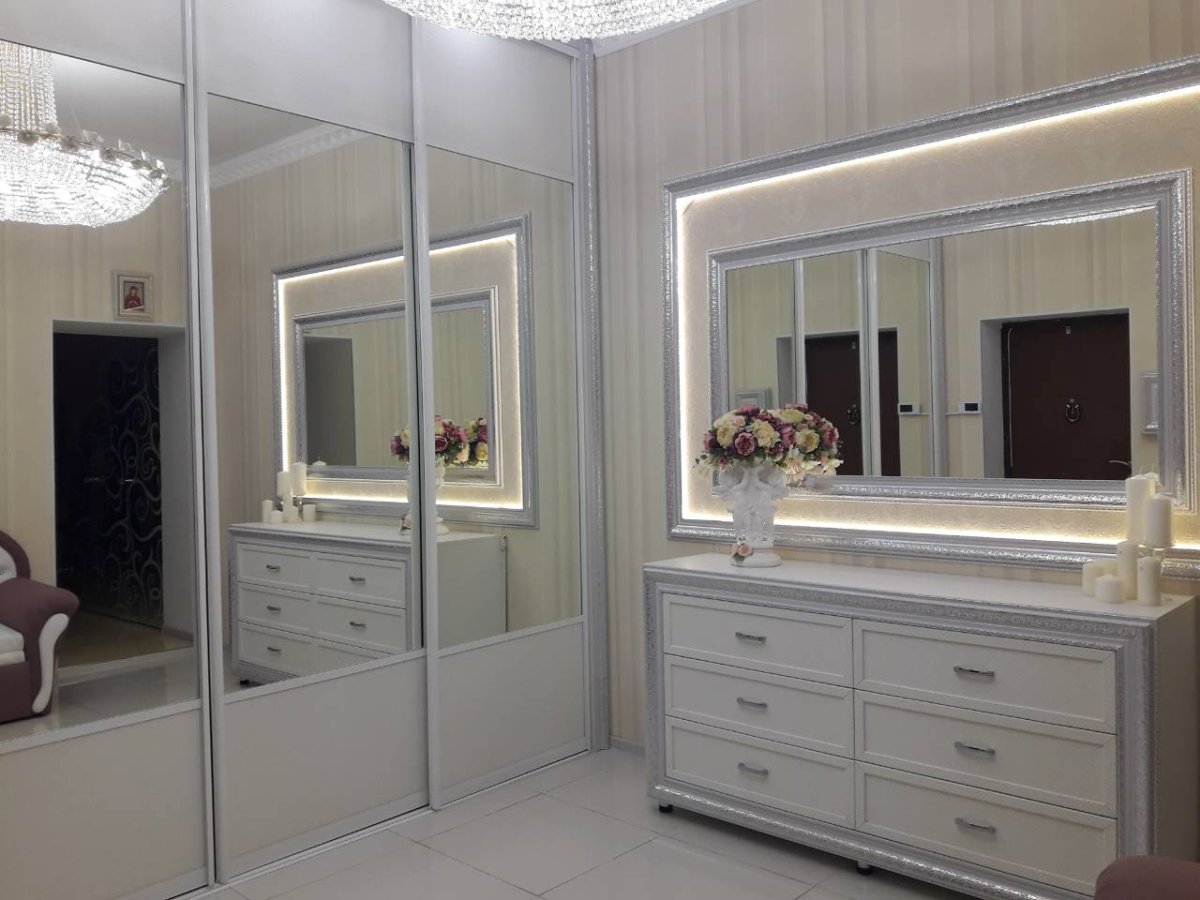 Зеркало над комодом в гостиной