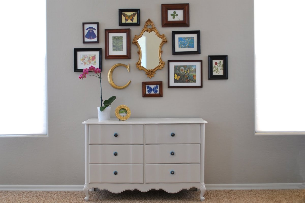 Фоторамки над комодом