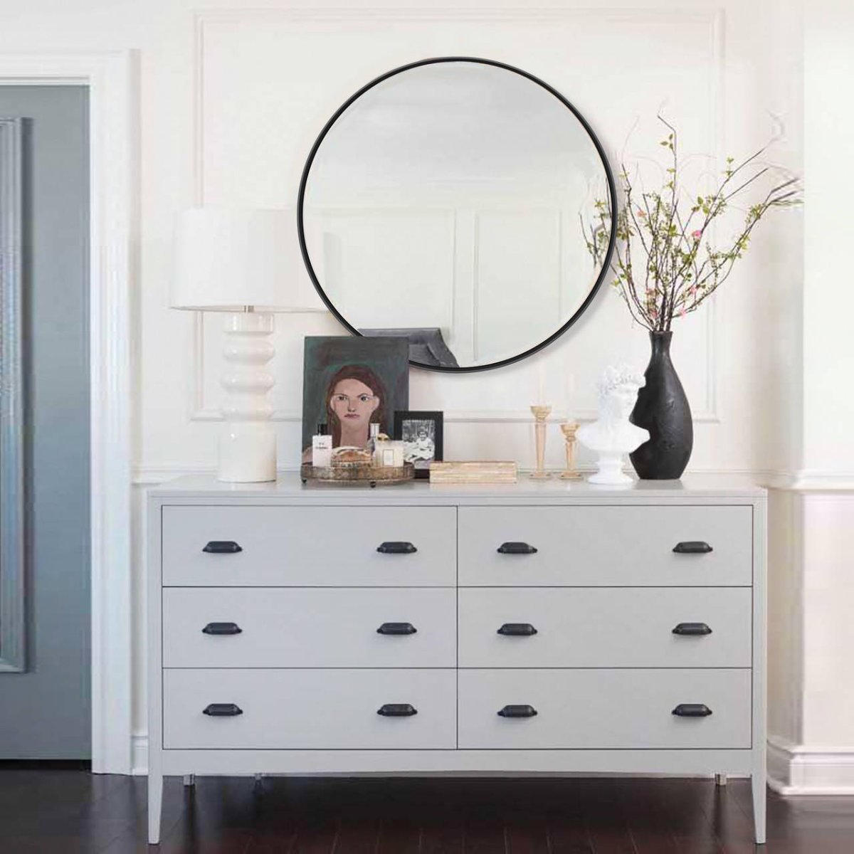 Круглое зеркало над комодом