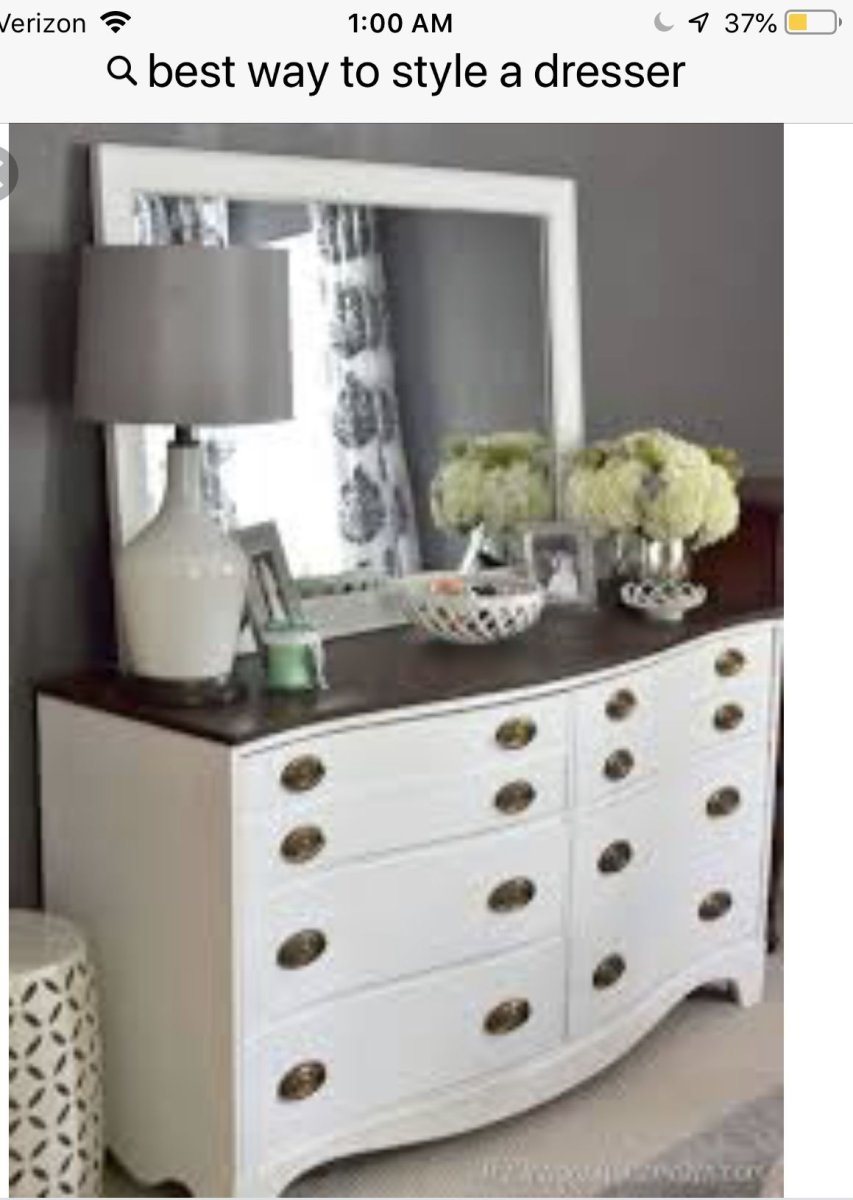 Декор на комоде в спальне