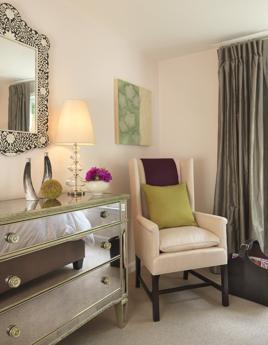 Цветное зеркало в интерьере