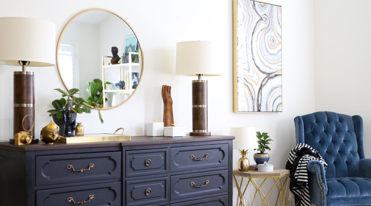 Круглое зеркало над комодом