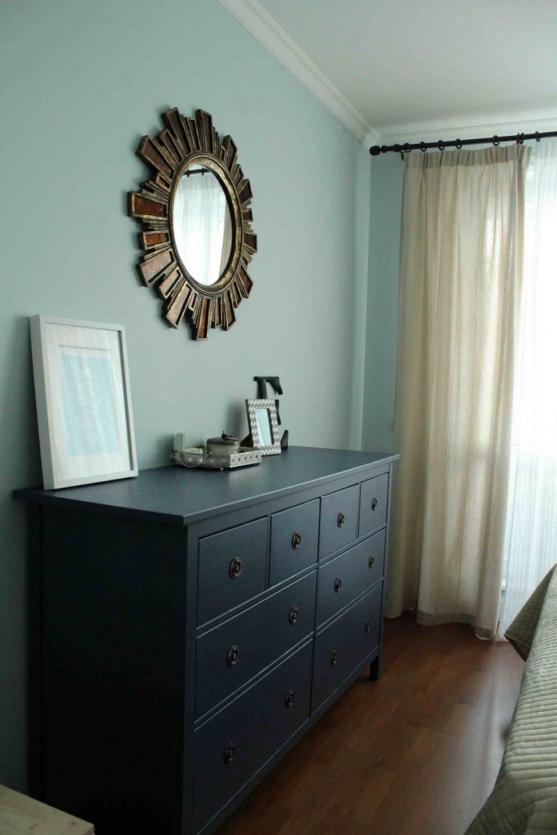 Зеркало над комодом в спальне