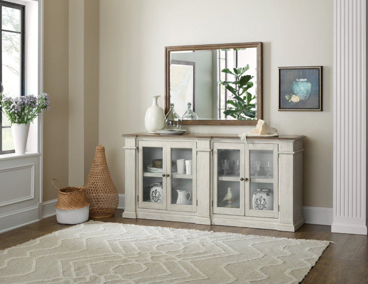 Зеркало в белой раме над комодом