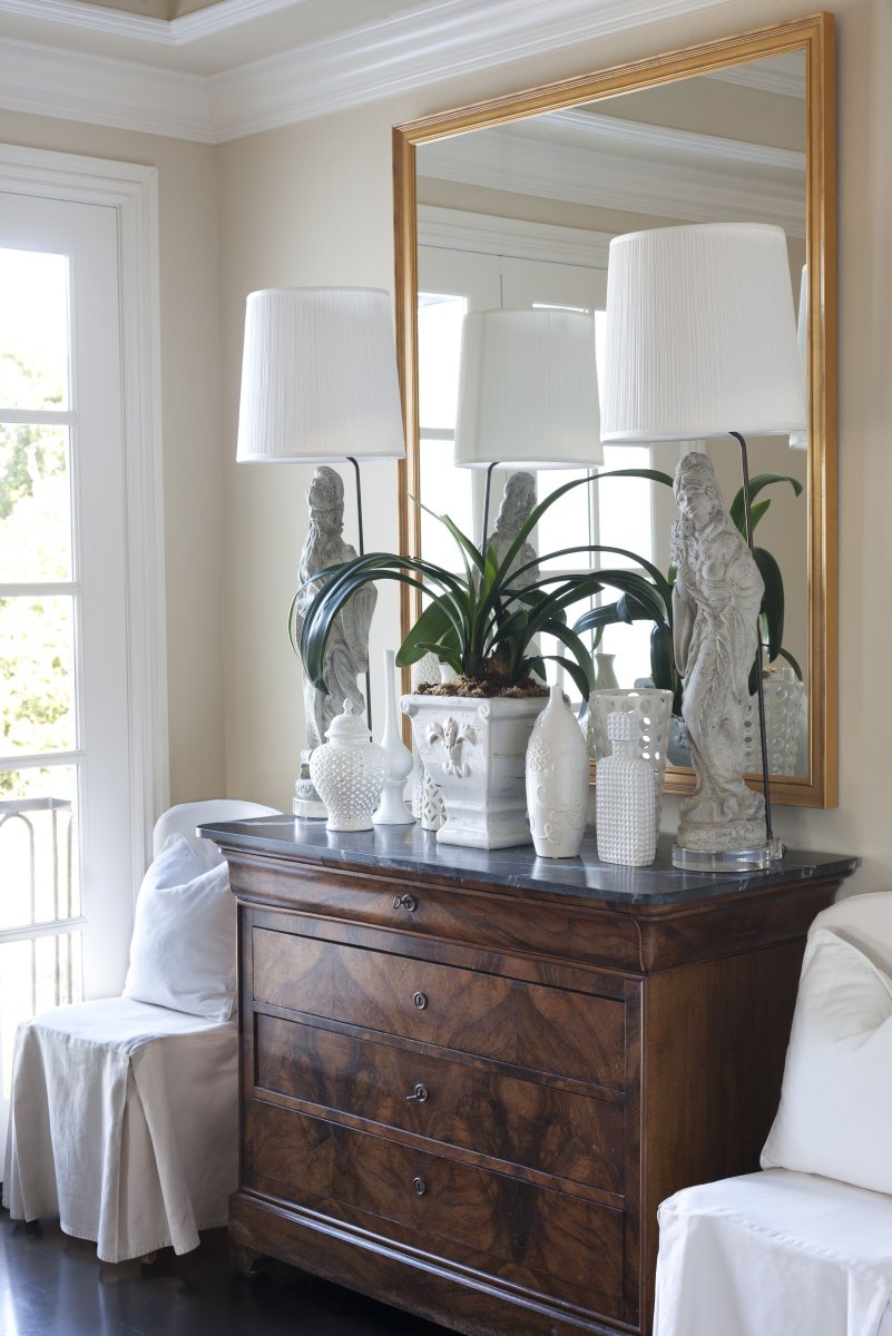 Зеркало над комодом в интерьере