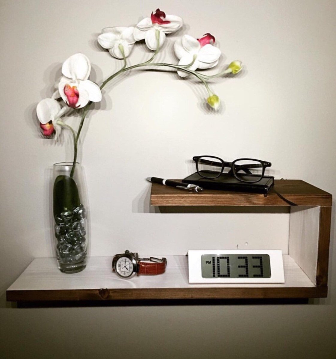 Настенные полки вместо тумбочек