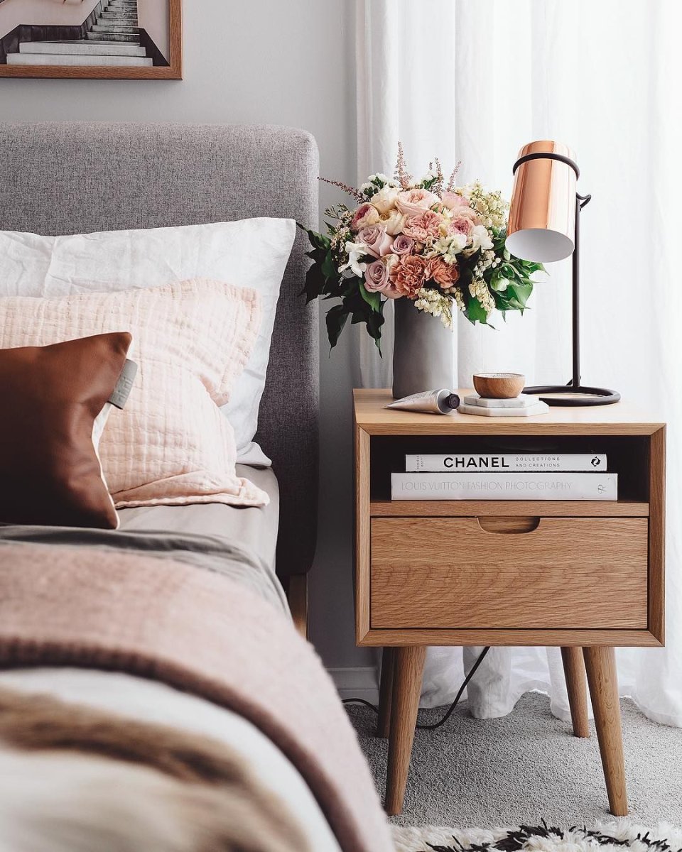 Вместо прикроватной тумбочки