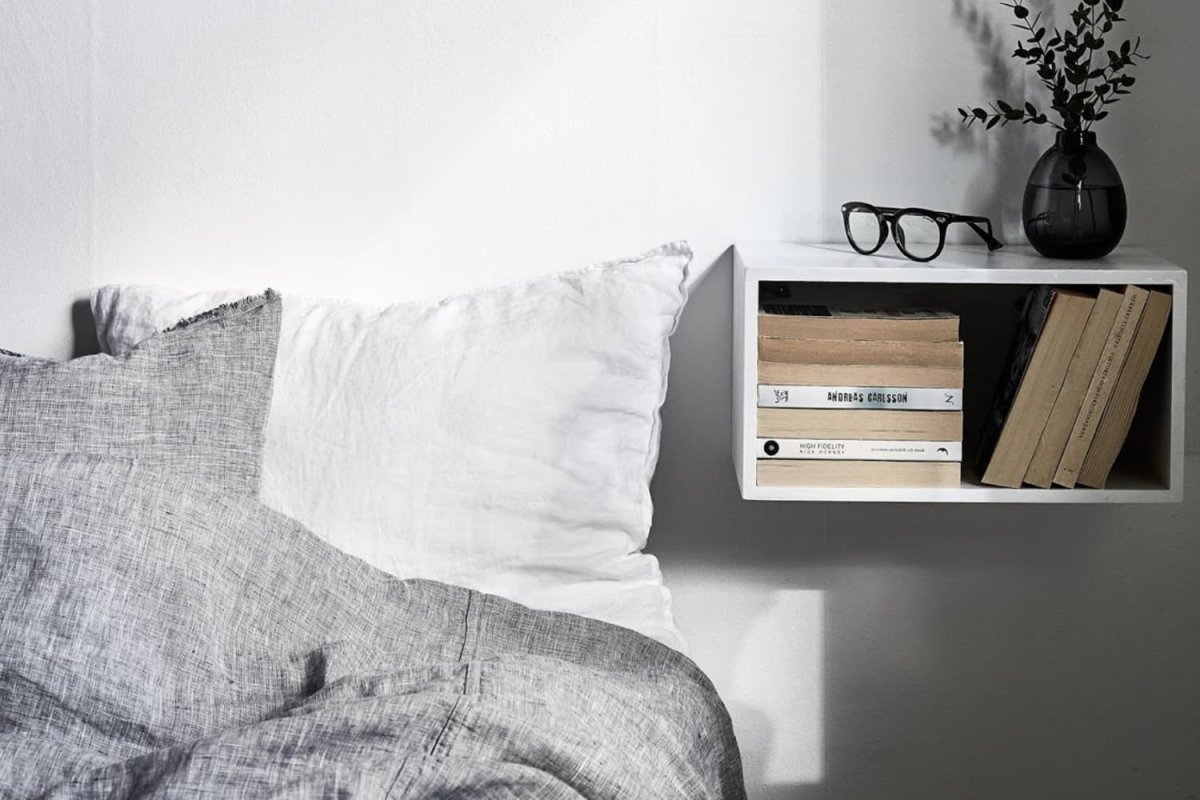 Полка над прикроватной тумбой