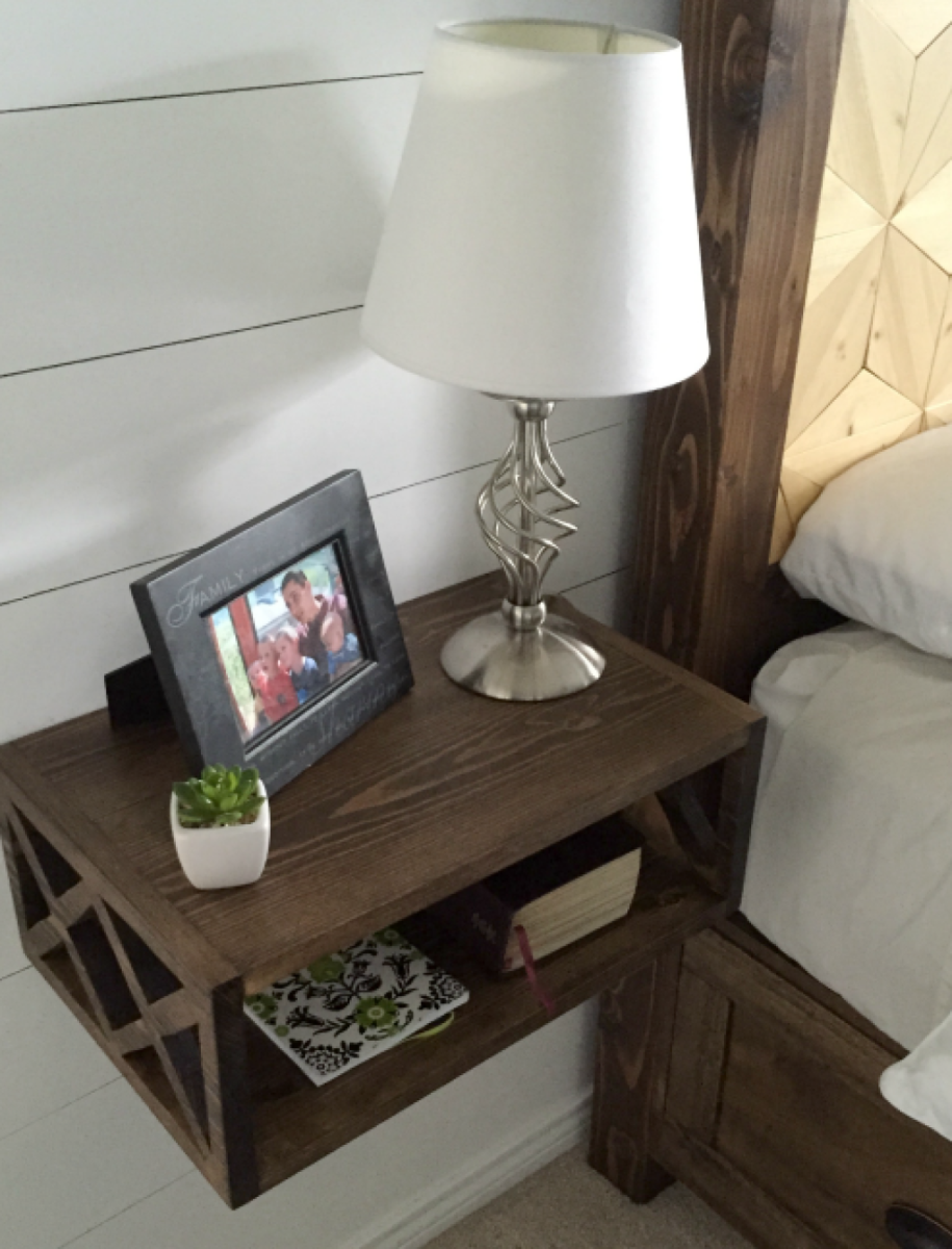 Прикроватная полка из дерева