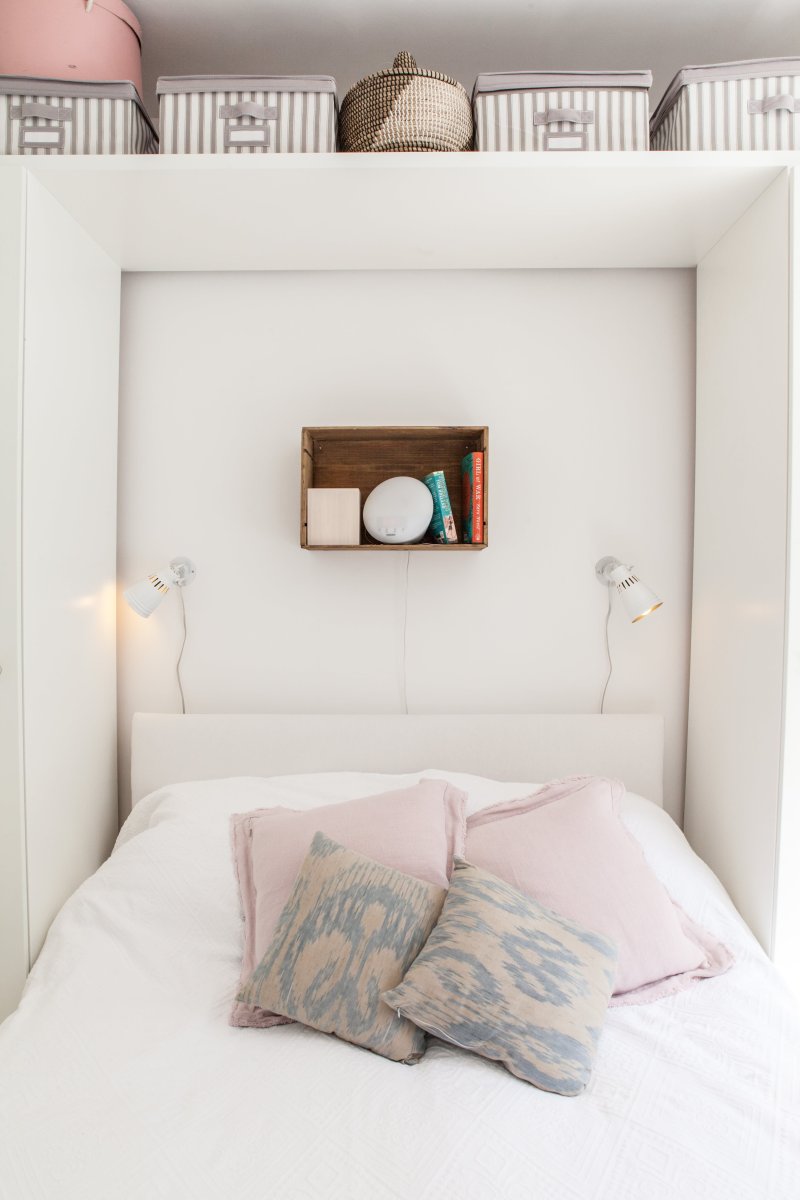 Прикроватные полки вместо тумбочек