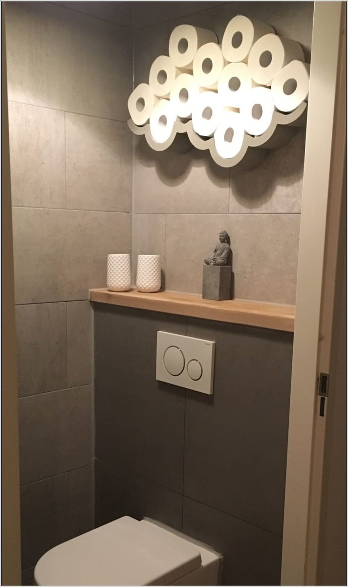 Полка над инсталляцией в туалете