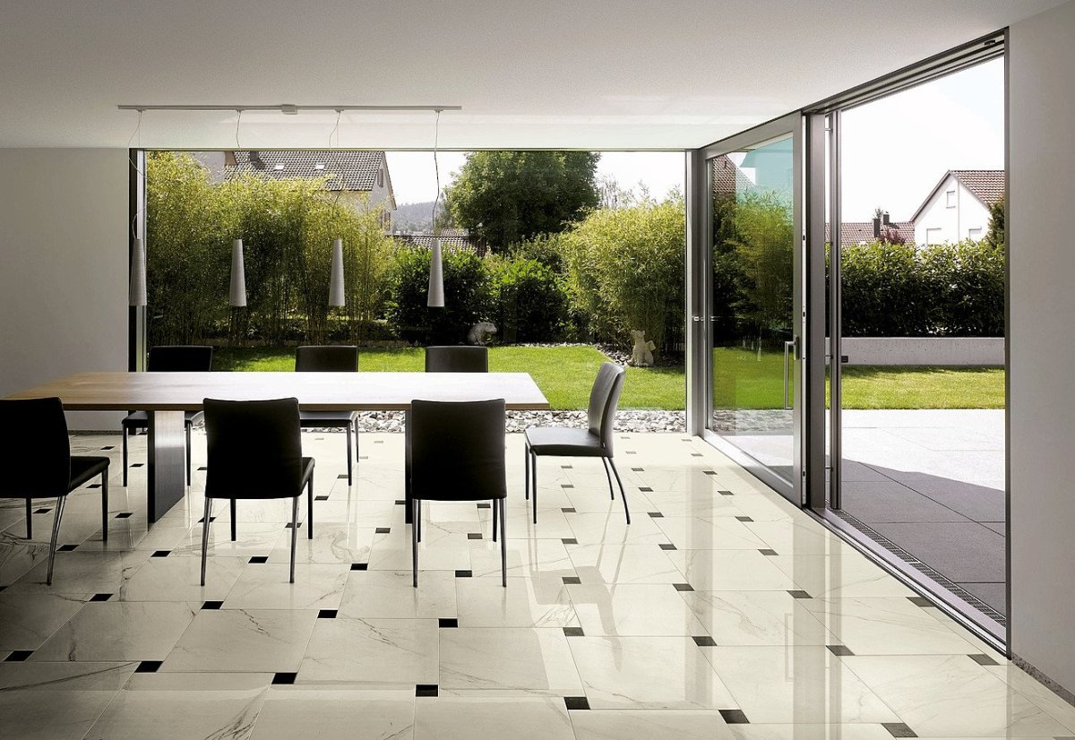 Плитка белая с черными квадратиками