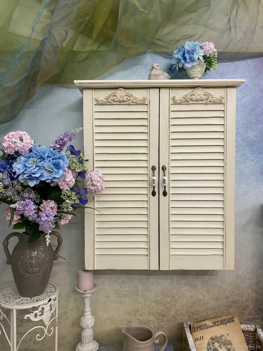 Шкаф с крыльями