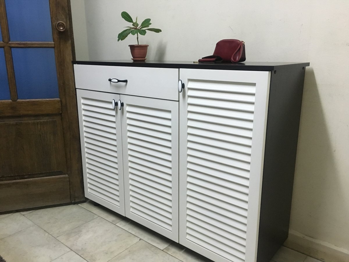 Комод с жалюзийными дверцами