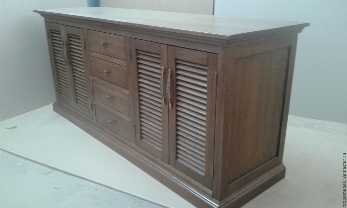 Комод с жалюзийными дверцами