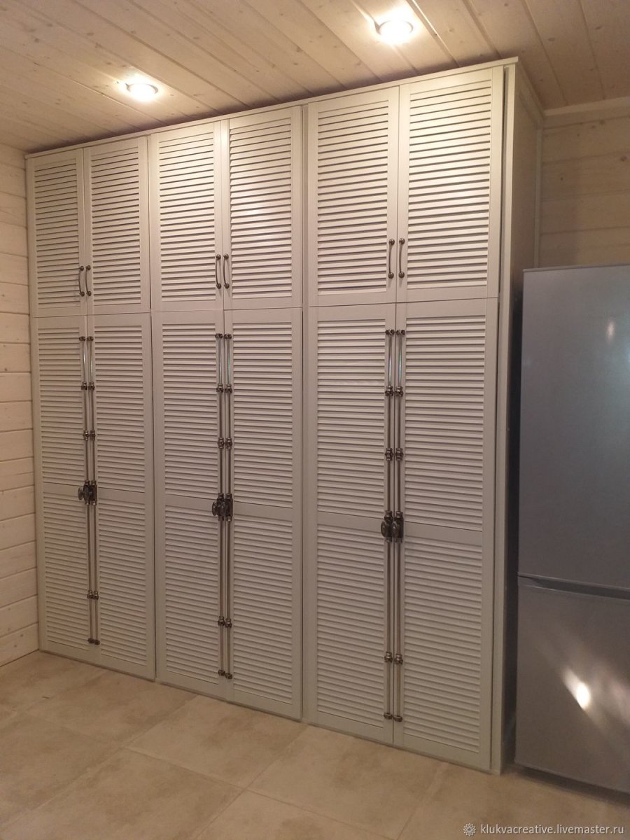 Шкаф купе с жалюзийными дверцами