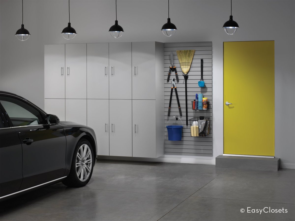 Гараж внутри в сине желтом стиле