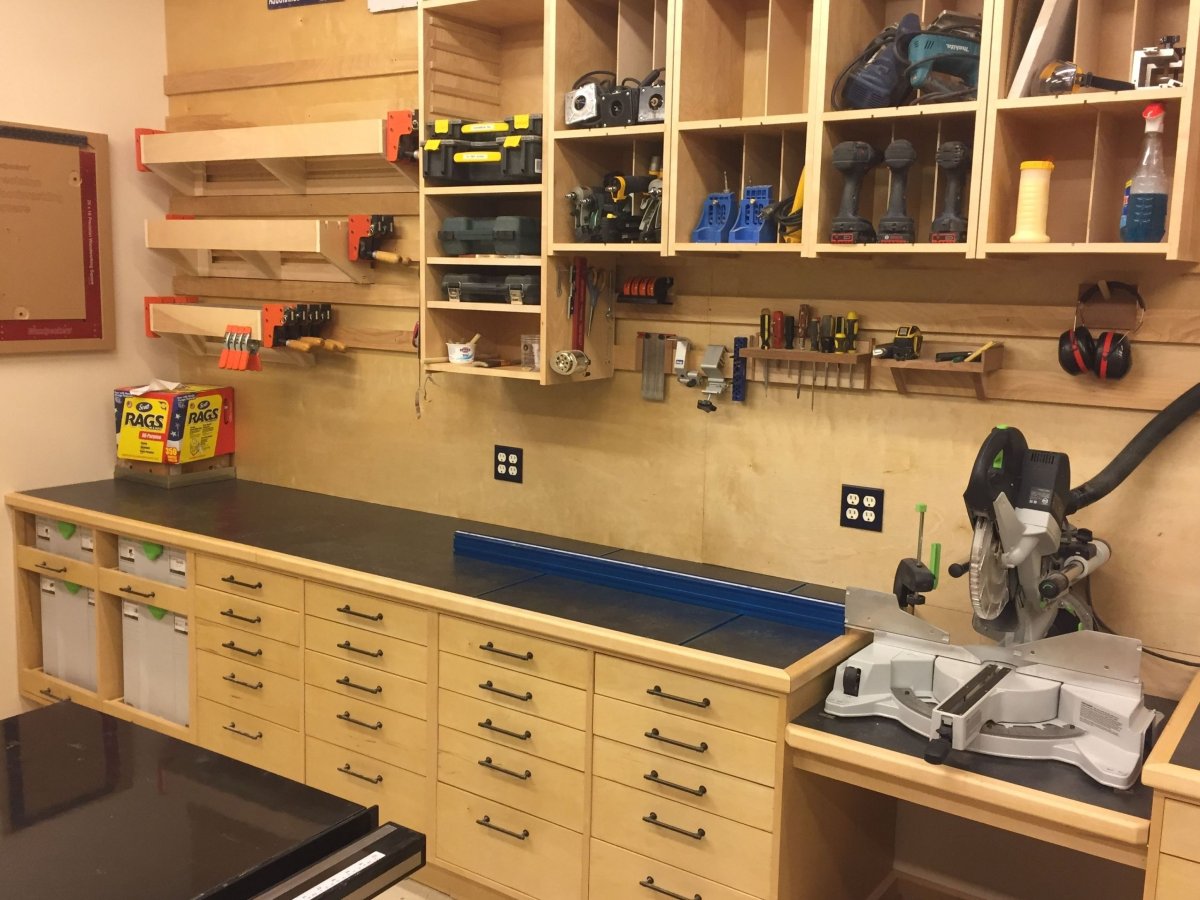 Распределить рабочее место в гараже