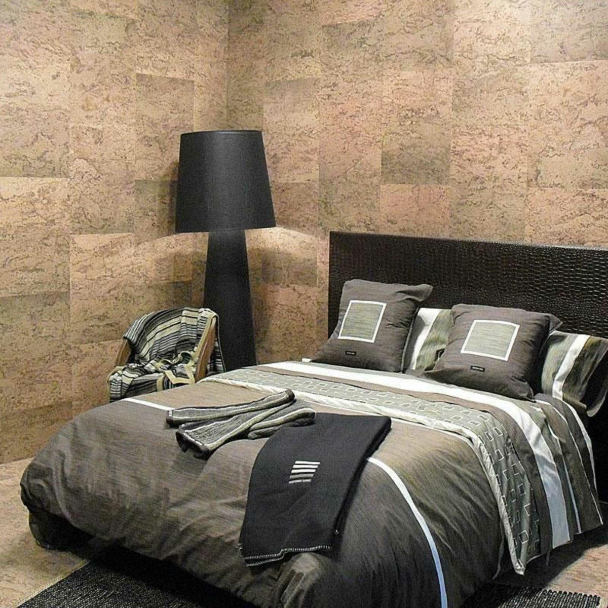 Пробковая стена в спальне