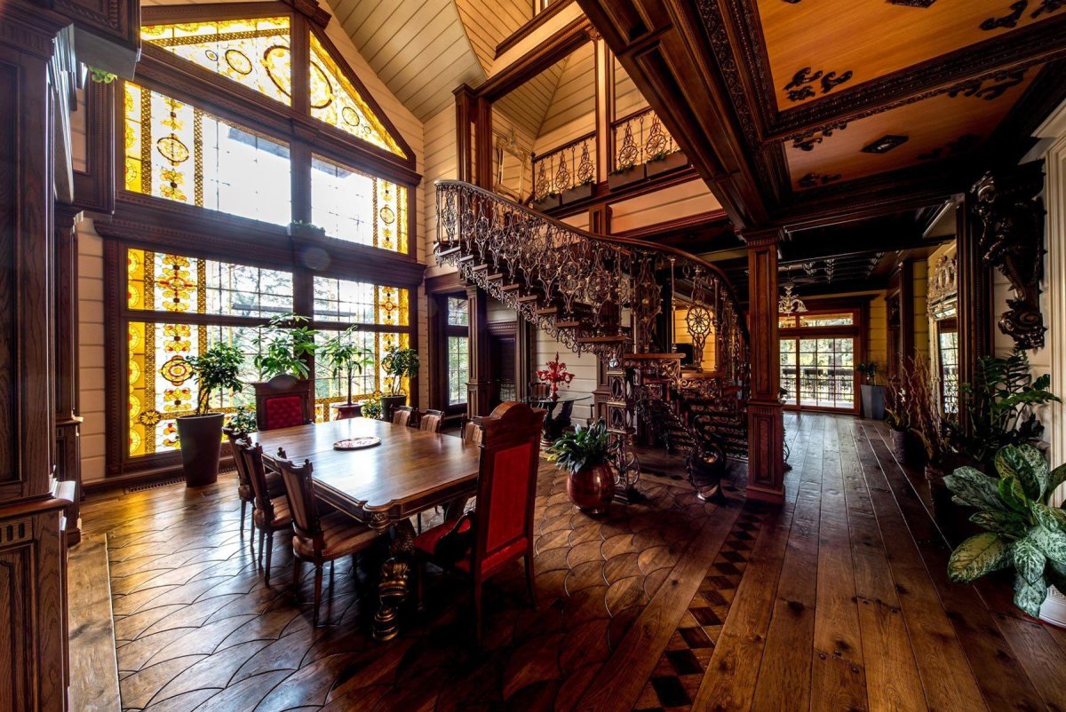 Деревянный дом в стиле русской усадьбы