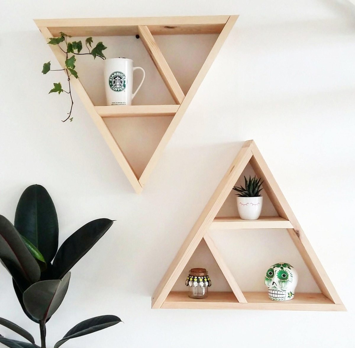 Треугольный стеллаж