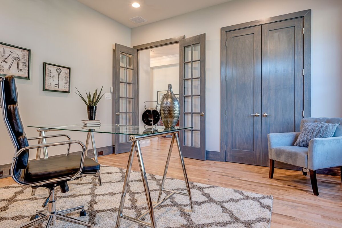 Светло серые двери в интерьере