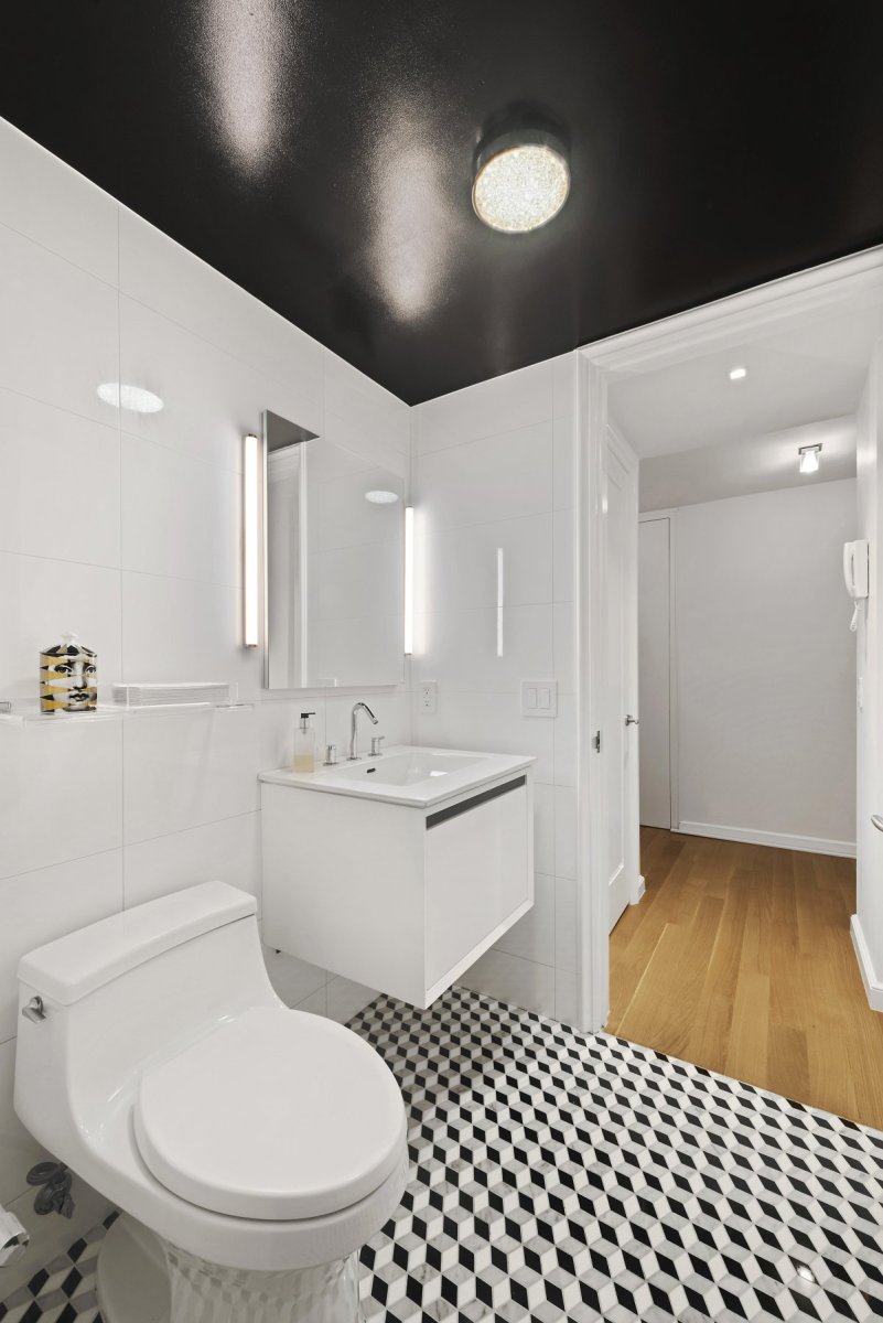 Черный потолок в санузле