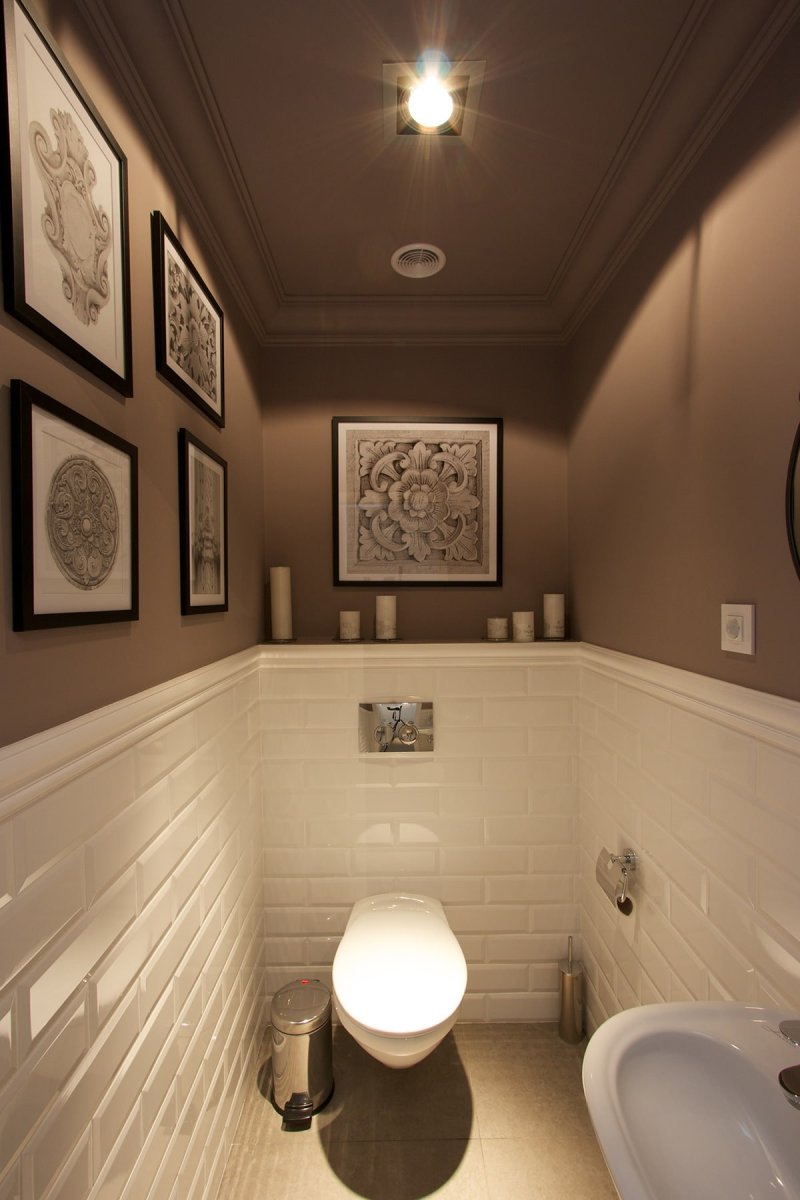 Потолок в маленьком туалете