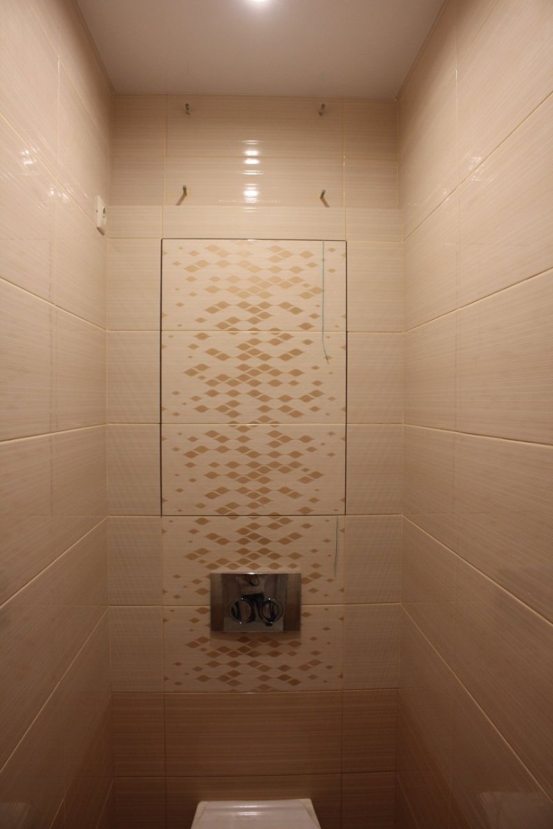 Потолок в туалете варианты