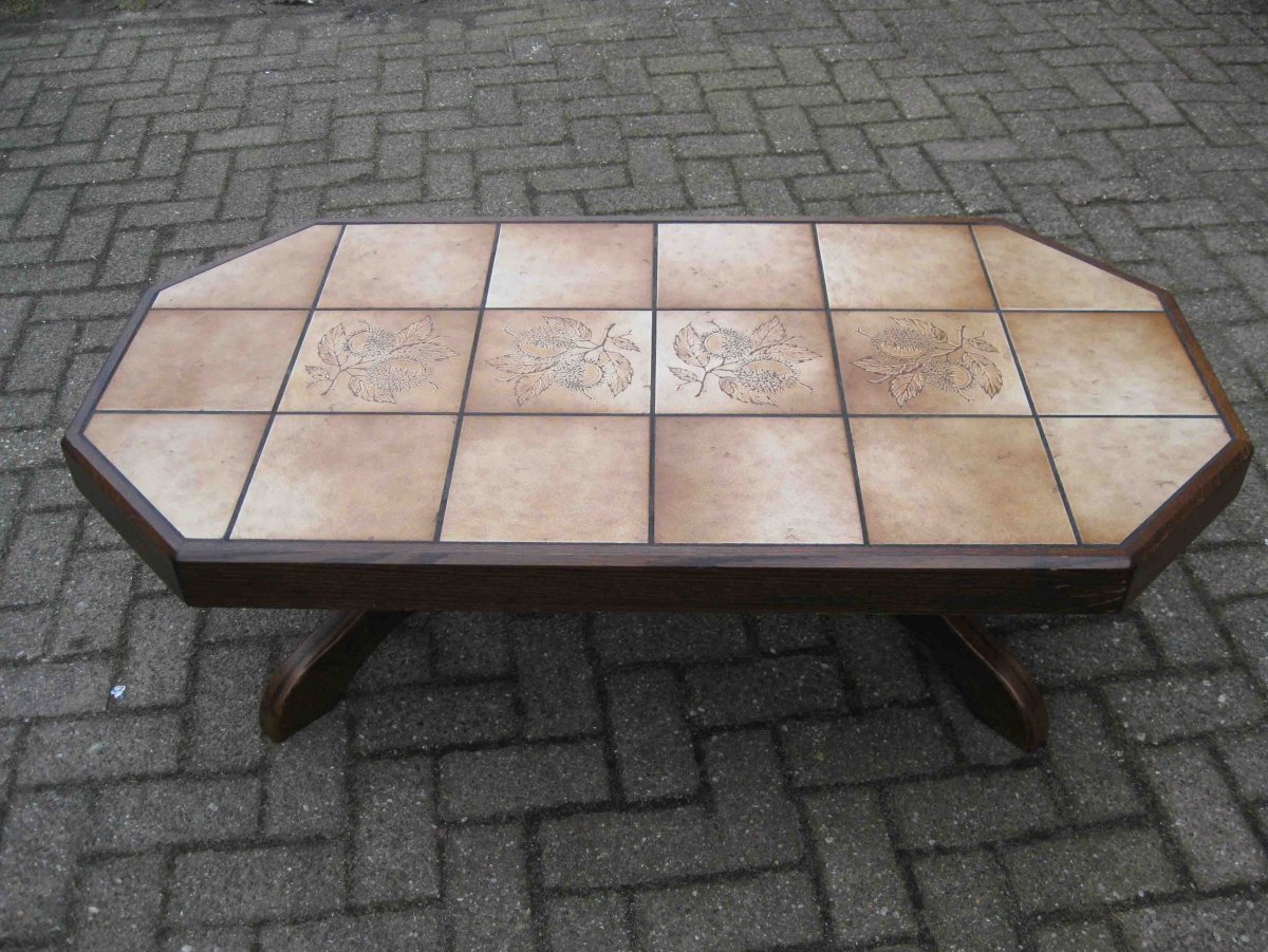 Столик со столешницей из плитки