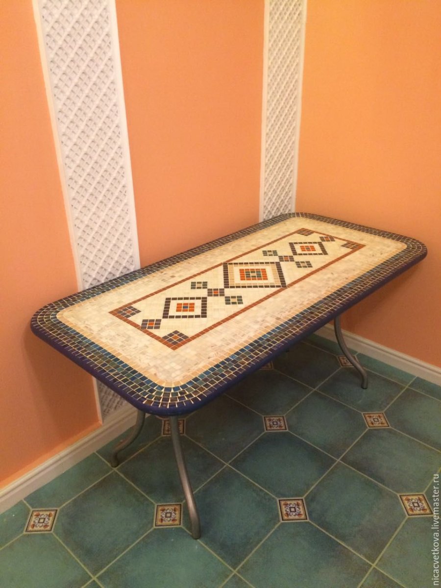 Стол с мозаикой из плитки
