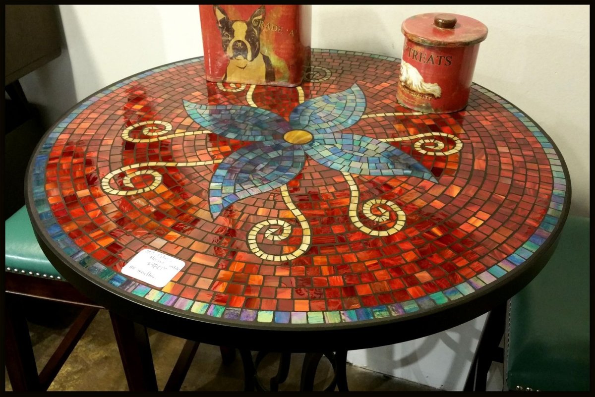 Стол из мозаики
