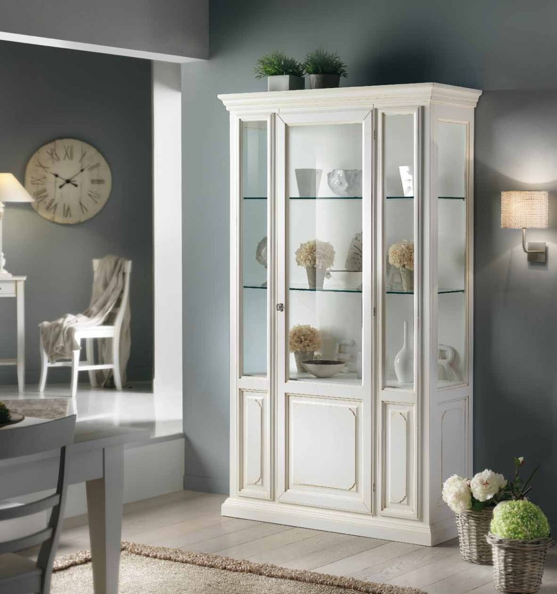 Современный шкаф для посуды