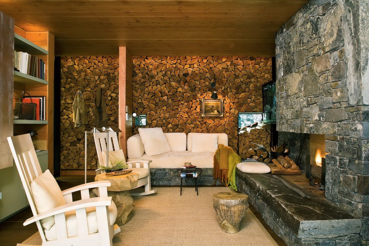 Отделка комнаты камнем и деревом